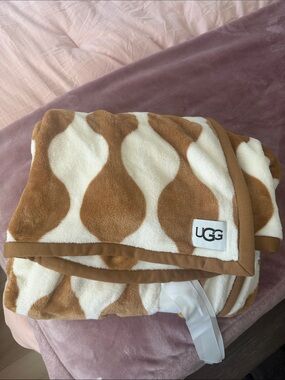 UGG Wave Pattern Plush Throw in Brown and Cream